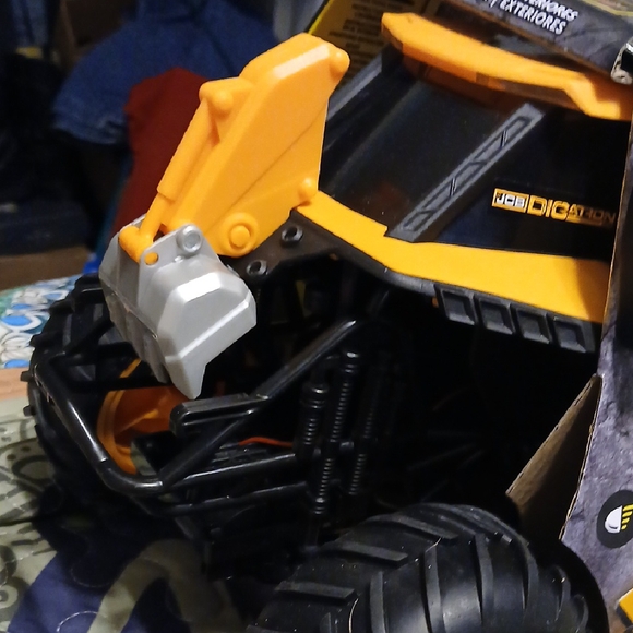 JCB Digatron Remote Control Truck - Black and Yellow. - Picture 3 of 10